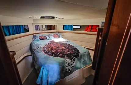 Single cabin on our 1989 Carver Santego 38.